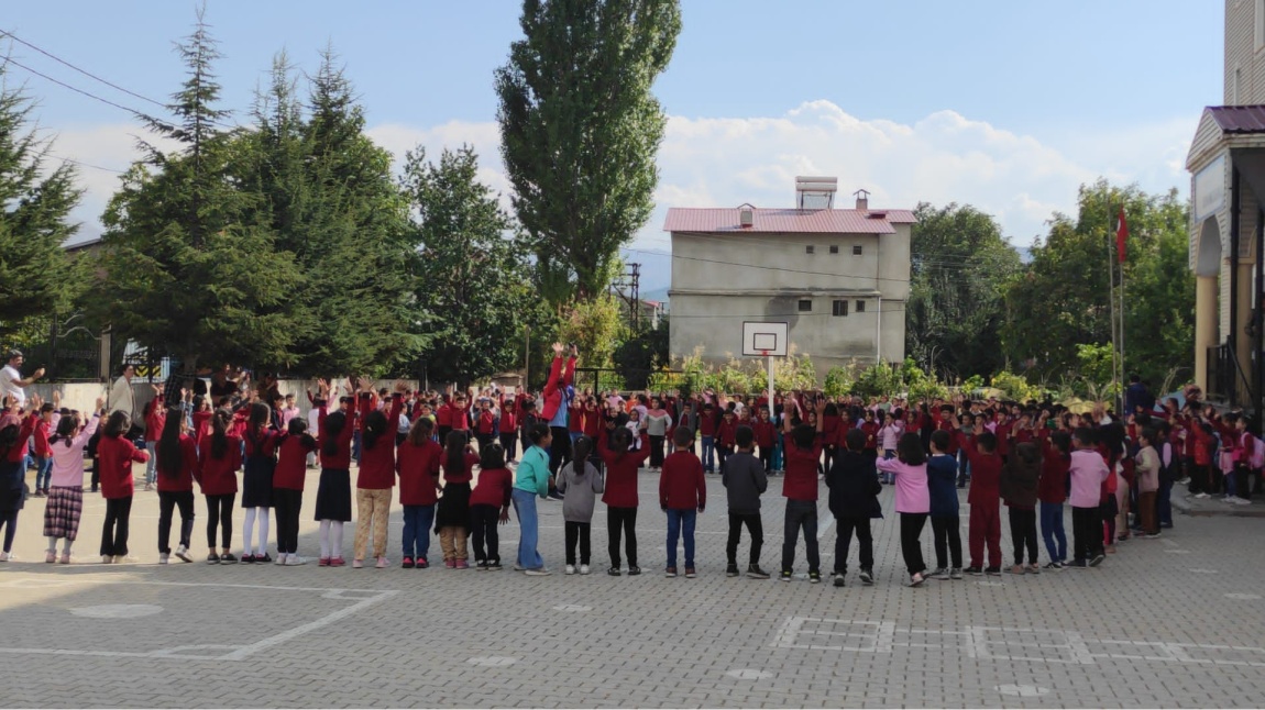 Gençlik Spor Bakanlığı tarafından hayata geçirilen Damla Gönüllülük projesinde gençler bir araya gelerek okula yeni başlayan öğrenciler için çeşitli etkinlikler yaptılar.